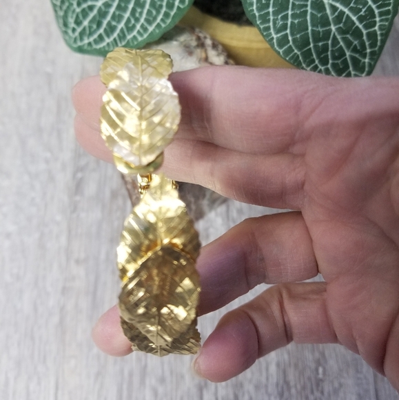 Gold leaves clamper style bracelet - Picture 3 of 8